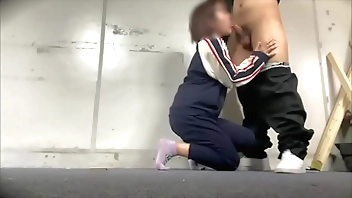 田舎の使われていない倉庫でズボンを半分下ろしてSEXする高◯生カップル。ショートカットボブの後輩彼女はバックで激しく突かれて、喘ぎ声が我慢できなくて口で抑える。