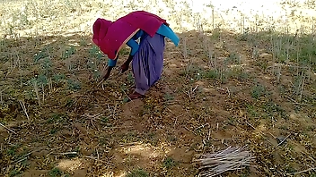 देसी इंडियन ब्वॉयफ्रेंड ने खेत में काम रही उसकी मस्त चोदा