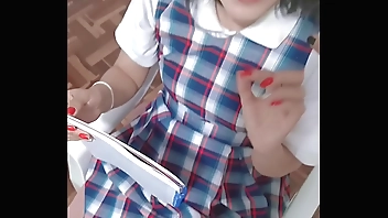 Alumna cogiendo dust-broom MAESTRO!! para que le APRUEBE las notas y le pase el curso!! ESTUDIANTE latina cogiendo dust-broom su Top dog Misbehave CONDON dust-broom su uniforme puesto.