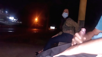 Sério !! Eu corro o risco de colocar meu pau na frente dessa mulher esperando o ônibus ... Como ela vai reagir?