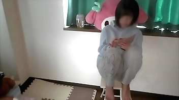 一人暮らし始めた女子大◯生。おか◯さんから離れたから、お昼からえろ動画見ながらオナニーしてマンコに指当てて音をたてながらオモチャも使ってイキまくる女子◯生。