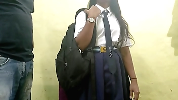 गाव की भोली भाली पढ़ने वाली लड़की का होमवर्क पूरा नहीं हुवा था तो  टीचर ने उसका फायदा उठाया और उसको चोदने को मजबूर किया (क्लियर वाइस)