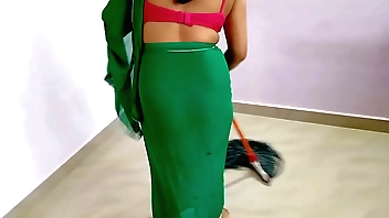 घर में अकेली सफाई कर रही बहू को ससुर ने जबरदस्ती चोदा XXX Lovemaking साफ हिंदी आवाज में