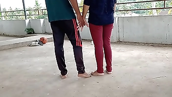 छत पर खड़ी पड़ोसी की सुन्दर बीवी को पटाया और फिर दर्द नाक चोदा XXX Bhabhi Lovemaking