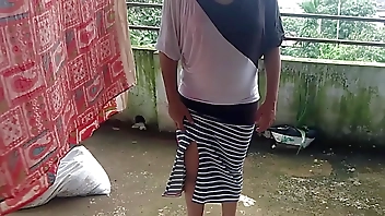 कपडे सुखाती पड़ोसन भाभी को पटाकर बैडरूम में चुदाई किया ! XXX Nepali Coitus