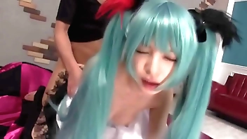Comendo a novinha de Cosplay da Miku