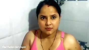 सौतेले बेटे से मां ने बाथरूम में जमकर चुदाई कराई अकेले में