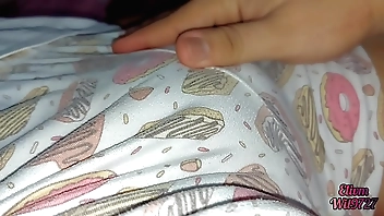 xxx देसी अपनी बहन को पोर्नो से प्रभावित करने के बाद भाई और बहन के बीच पहली शरारत। स्पष्ट हिंदी आवाज के साथ