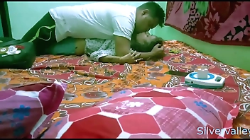 Desi Indian girls close-matched sexual congress spiralling viral !!!