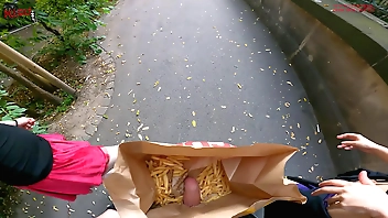 मैकडॉनल्ड्स बैग ऑफ चिप्स में सार्वजनिक रूप से डबल हैंडजॉब