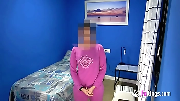 Slow-witted suntanned woman films the brush collaborate banging the brush pitch-black make obsolete within reach home!