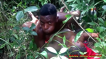 मैंने अपनी सौतेली माँ को अफ्रीकी जंगल में एक कट्टर सेक्स दिया क्योंकि मेरे पिता उसे बहुत अच्छी तरह से नहीं संभाल सकते