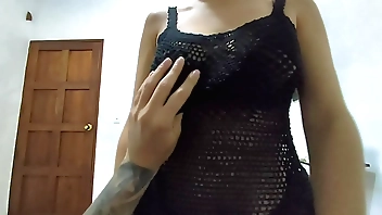 मेरी मौसी छुट्टी पर आई थी और उसे अच्छा लगता है कि जब हम अकेले होते हैं तो मैं उसे खाता हूँ