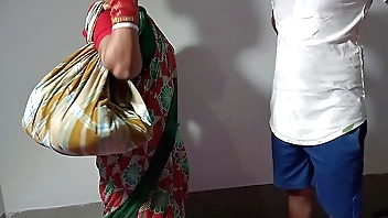 बर्तन बेचने आयी जवान आंटी को जमकर चोदा - साफ हिंदी आवाज में