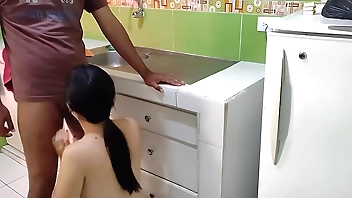 हम तब चुदाई करते हैं जब हम रसोई में अकेले होते हैं: जब उसने मुझे तौलिये में देखा, तो वह मेरे बड़े और रसीले लंड को देखने से खुद को नहीं रोक सका।