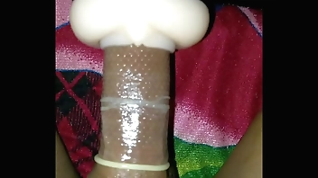 ഡോട്ടഡ് കോണ്ടം ഇട്ടുകൊണ്ട് ഞാൻ ഫ്ലഷ്ലൈറ്റിൽ കളിക്കുന്നു പക്ഷേ കോണ്ടം പൊട്ടുന്നു. പിന്നെ പാല് ആണേൽ വരുന്നതും ഇല്ല