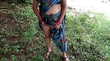 चाची को जंगल में मूतते हुए पकड़ा फिर घर आकर खूब चोदा