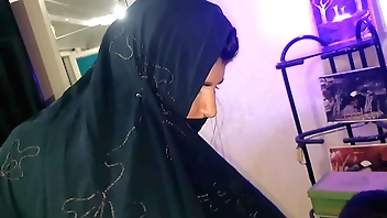 हिंदी शरणार्थी देसी तांत्रिक मालिश और सेक्स के साथ शरण देता है।  एल टोरो डी ओरोस