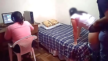 मेरी व्यभिचारी पत्नी मुझे वीडियो गेम खेलने नहीं देती: व्यभिचारी पति हमें कंप्यूटर से बाहर ले जाता है और मैं अपनी पड़ोसन को चोदता हूं जबकि वह हमें नहीं देख पाती, हम लगभग पकड़े गए
