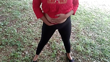 खेत में बड़ी बहन को पटाने के बाद घर जाकर चोदा