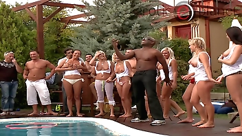 Titus lädt zu einer Stripe ein  -  Trailer  -  für mehr schaut bei Xvideo-Red ...