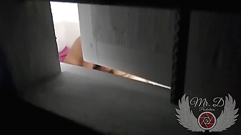 मैं अपने युवा और सुंदर पड़ोसी को उसके भाई के साथ रात में यौन संबंध बनाते हुए देखता हूं जो अभी-अभी मियामी से अपने माता-पिता के घर आया है। जब मैंने उन पर जासूसी की और खिड़की से फिल्माया तो उन्होंने मुझे लगभग पकड़ लिया