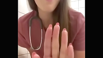 enfermera se masturba en el baño del dispensary