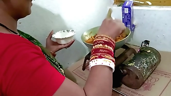 चिकन बना रही मैड को किचन स्टैंड पर चोदा  - साफ़ हिन्दी आवाज मे