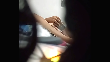 Grabando a mi novia en su cuarto mientras mi esposa se va de compras al Mr Big (video completo xvideosred)