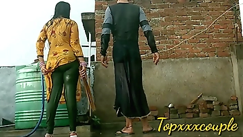 सावन के महीने में नई पड़ोसन के साथ बारिश में मस्ती