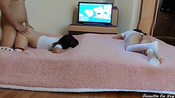 मैं अपनी बेटी को अपने सबसे अच्छे दोस्त को आमंत्रित करने के लिए कहता हूं कि वह मेरे लिए मजेदार कॉमिक्स देखें - बिगाड़ने वाला पिता अपनी छोटी बेटी के सबसे अच्छे दोस्त को चोदता है