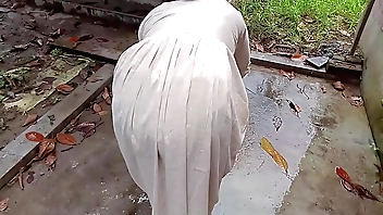 अजनबी पानी पीने अंदर आया और मुझे चोद कर चला गया