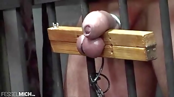 CBT Hodenfolter mit Hodenpranger im Käfig gefesselt ausgepeitscht gequält up der Zelle Sklavenverhör peinigung Qual