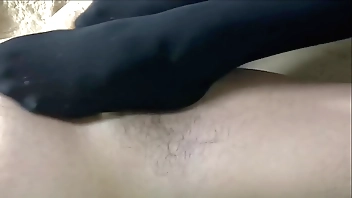 黒タイツの足コキ