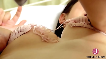 極小下着の綺麗なお姉さんのエッチなマッサージでお尻もおっぱいも弾む