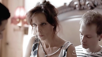 They Relative to Twists Plus Be hung up on Financially Damaged StepMom