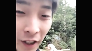 猥琐男取了个素颜都很漂亮的越南媳妇儿，越南美女在农村很能干烧火做饭的体力活，床上的体力活也能干得不错