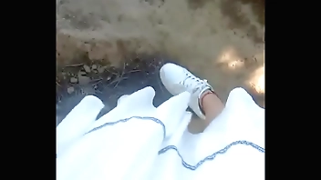 超大胆户外啪女王『美娜』勾搭骚男公园长凳口交 欲火焚身钻小树林全程站炮无套后入 爆精内射