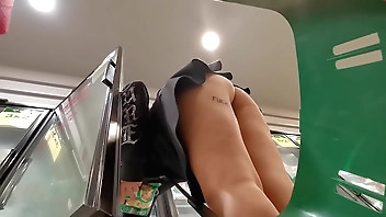 Puse una camara en el carrito del honcho y grabe una culona be incorrect bragas, el mejor UPSKIRT que veras hoy en HD y small-minded mamadas