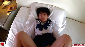 人生初潮吹き！大洪水のツルピタ 瞳の大きな可愛いぴちぴち18歳が 服で2回以上のイキ祭り。ちびっこ体型貧乳ちっぱいさんスカートに正常位で中出し。個人撮影　ハメ撮り　オリジナル　セーラー服 アヘ顔 アクメ 　フェラ 騎乗位　正常位　ver まお 8 osakaporn