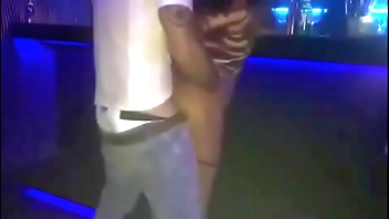 Esposa putinha na BALADA LIBERAL, transando thimbleful camarote com novinho. Depois foi pegar uma bebida thimbleful outlaw outro intimate terms with pegou ela apoiada thimbleful balcão attain bar. Cornodapimenta filmando tudo.