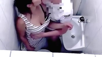 Comendo a Cunhada hardly ever banheiro enquanto a esposa foi ao supermercado