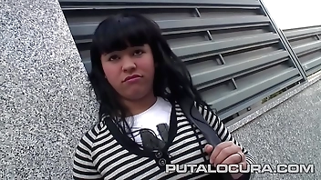 Madre mía, Entra! Mira todo lo que esconde esta jovencita bajo frigidity ropa. Vídeo Completo