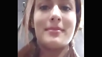 Latina flair se corre en baño de gym