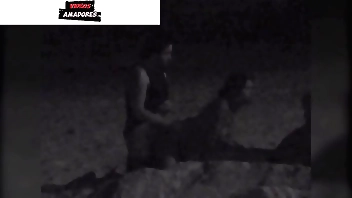Filmei um casal fazendo sexo na praia a noite. Um segurança botou eles pra correr
