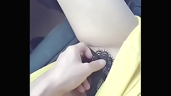 Em gái được bạn móc lồn trong xe hơi