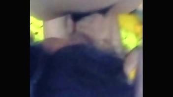 Chị gái bú cu cho em trai khi mẹ vắng nhà