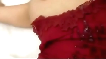 Phun tinh ướt đẫm cả váy