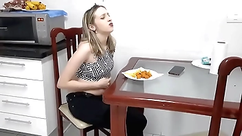 Menina com dor de barriga peidando fedido - Cum Graft Brazil