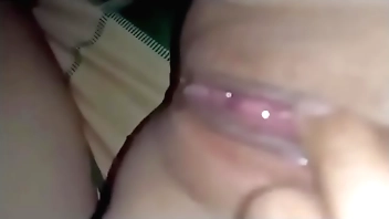 Dẫn bạn gái về nhà làm nước bắn tung tóe hơn cả lũ